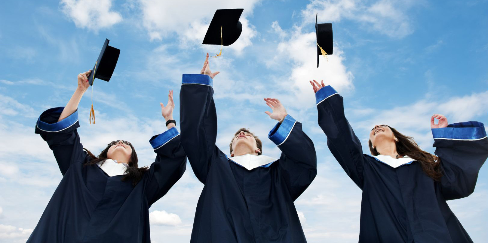 3 étudiants diplomés qui jettent leurs chapeaux en l'air