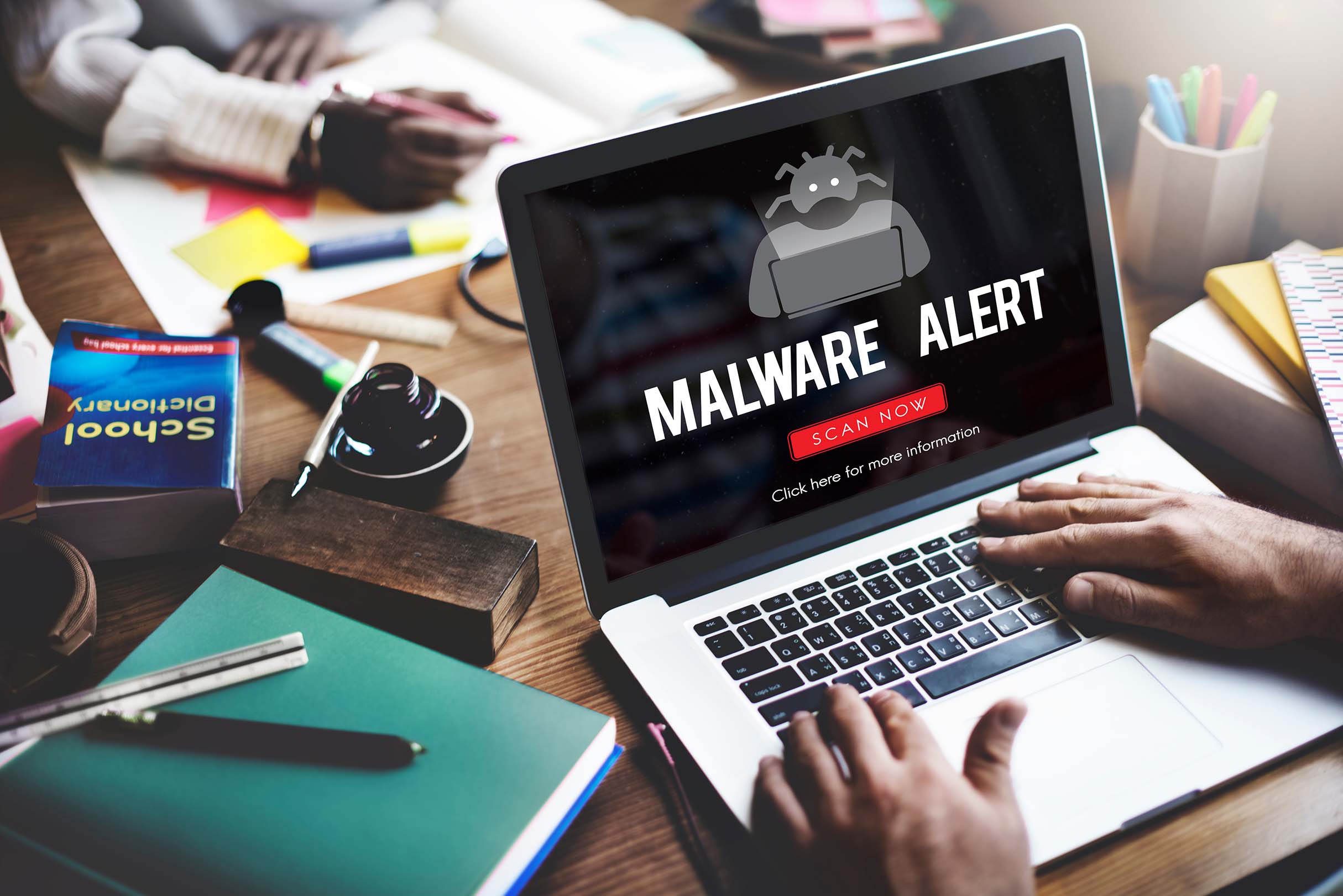 ordinateur portable avec une alerte "virus malware" sur l'écran