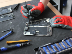Les mains d'un technicien qui repare un smartphone