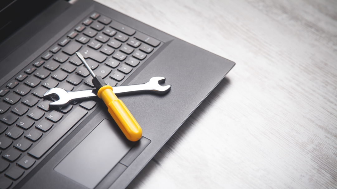 une clé et un tournevis sur un ordinateur portable