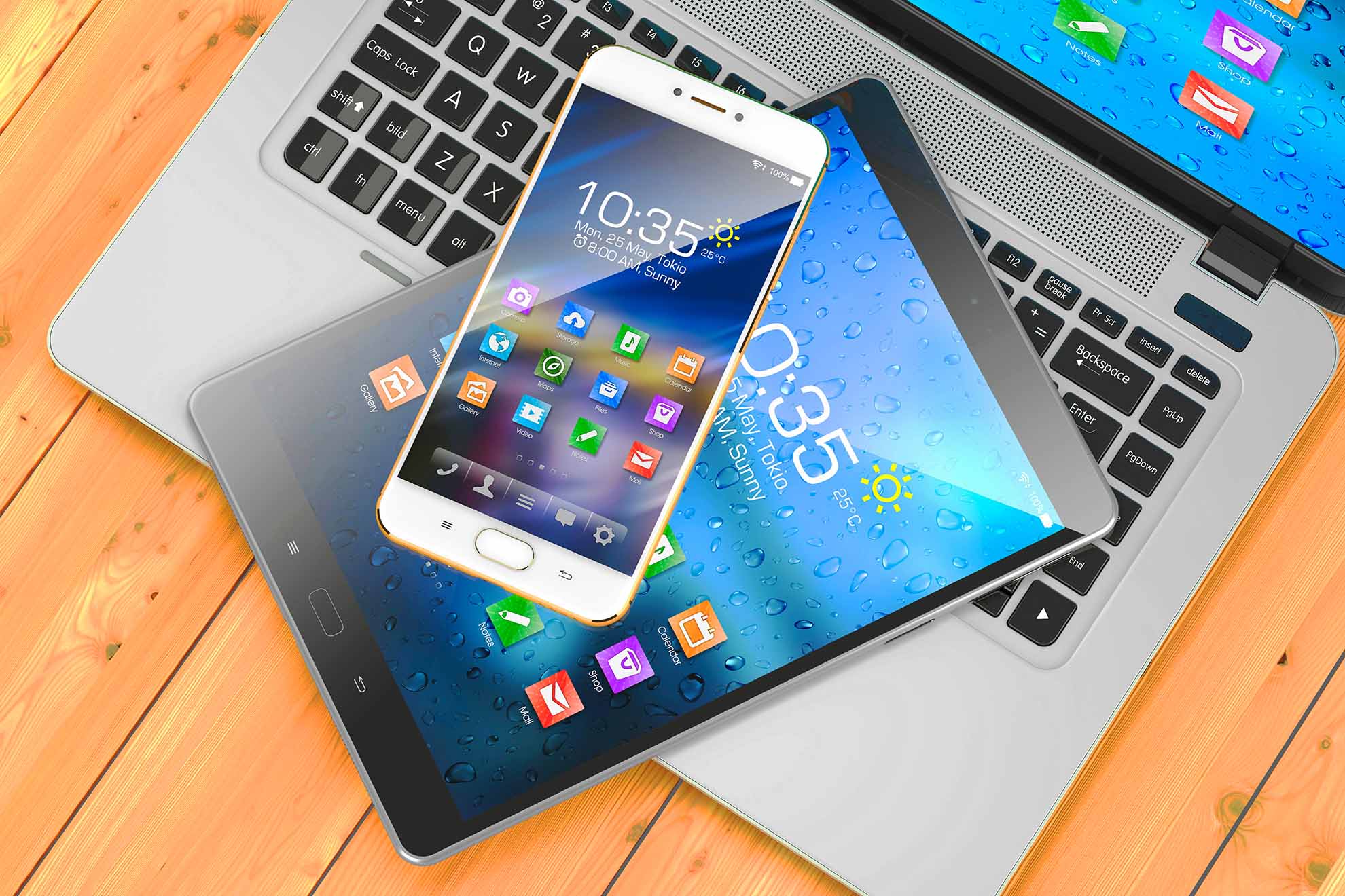 un ordinateur, une tablette et un smartphone