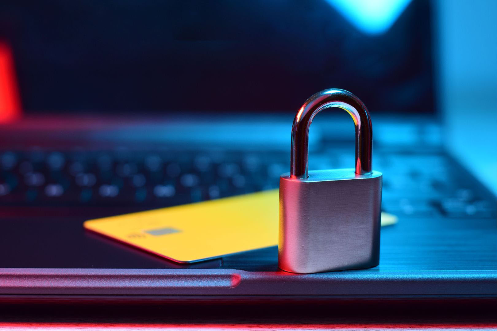 cadenas et carte sur un ordinateur portable