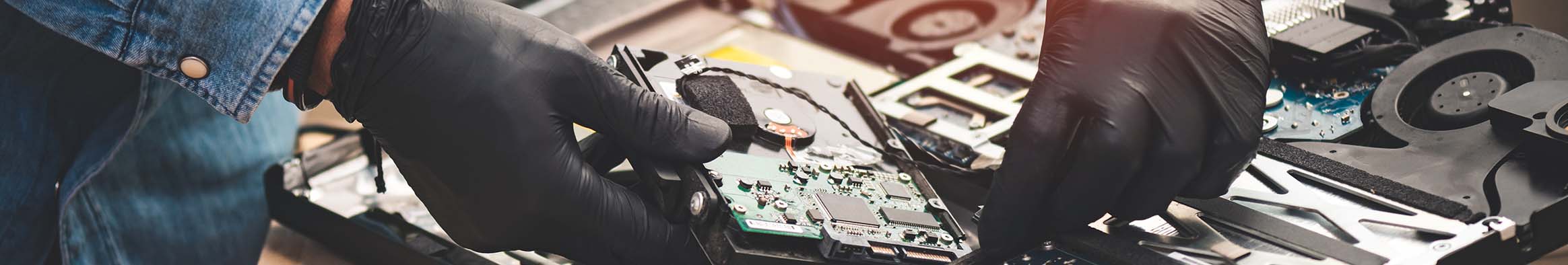 un technicien qui répare un ordinateur