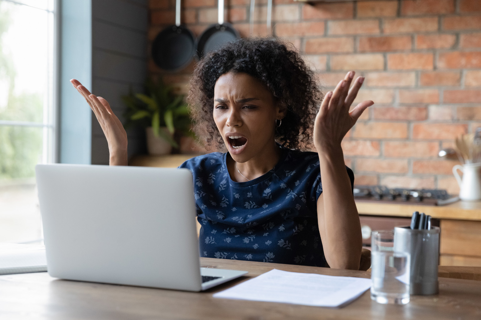 femme en colère à cause de son ordinateur qui ne s'allume pas