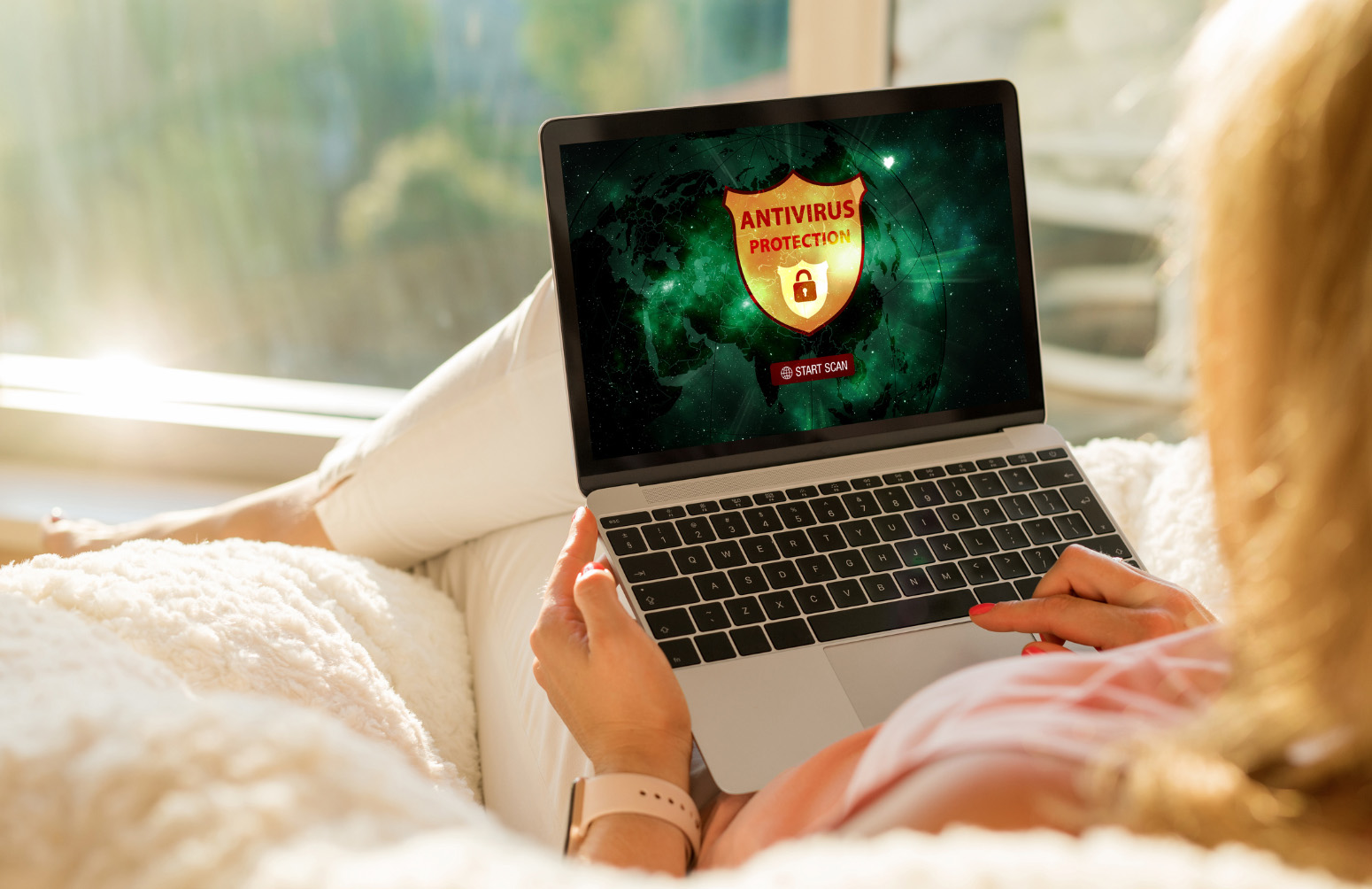 ordinateur avec un scan d'un antivirus pour protéger l'odinateur