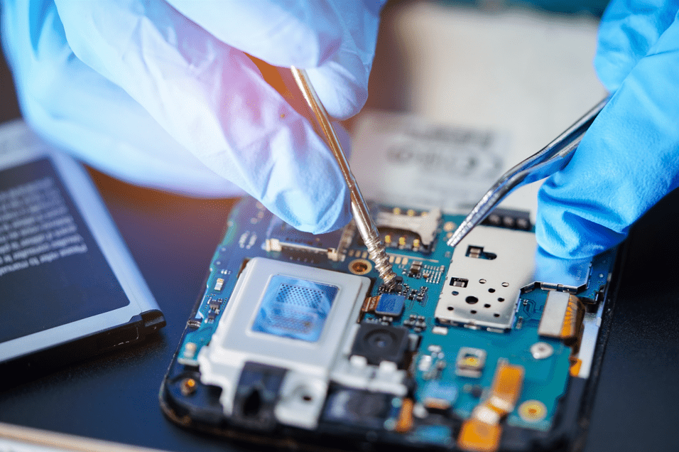 un technicien qui répare un smartphone