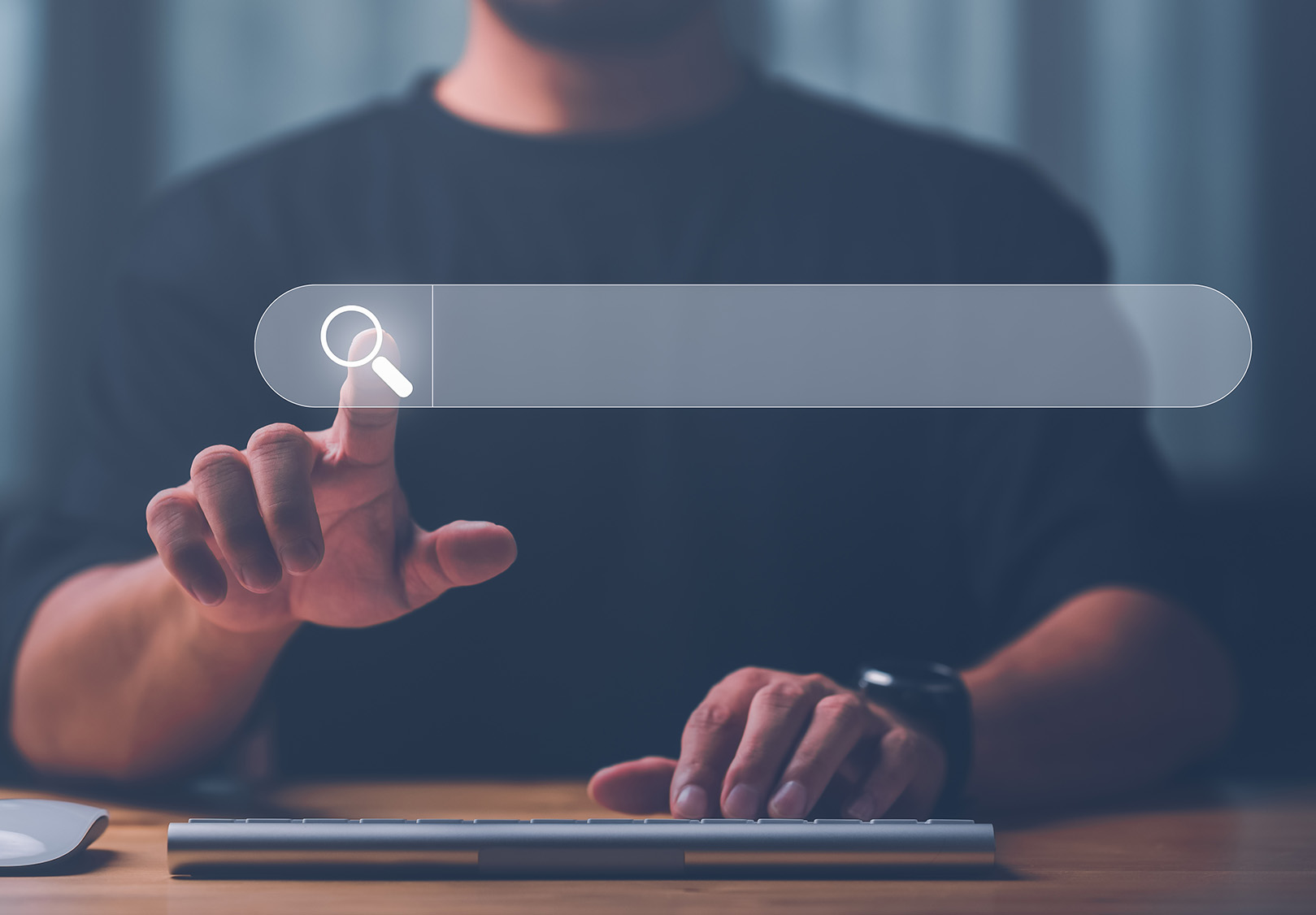un homme qui fait une recherche internet