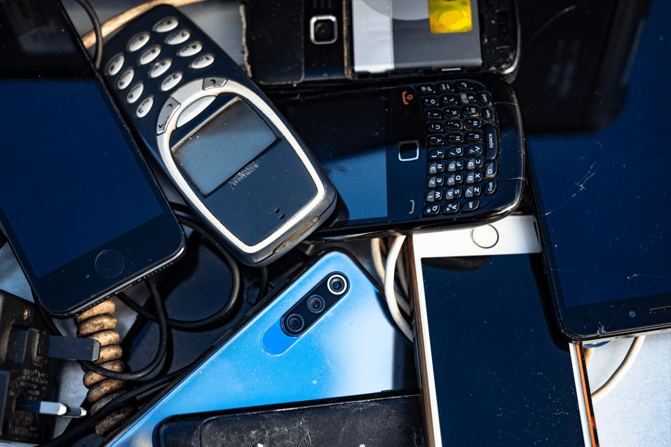 un tas de téléphones cassés et obsolètes